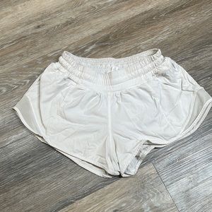 Lululemon low rise white hotty hot shorts 2.5” size 4
